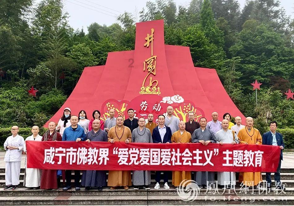 葬礼上,周润发一把抱住这个刚成为寡妇的女人,原来40年的情谊至今未断
